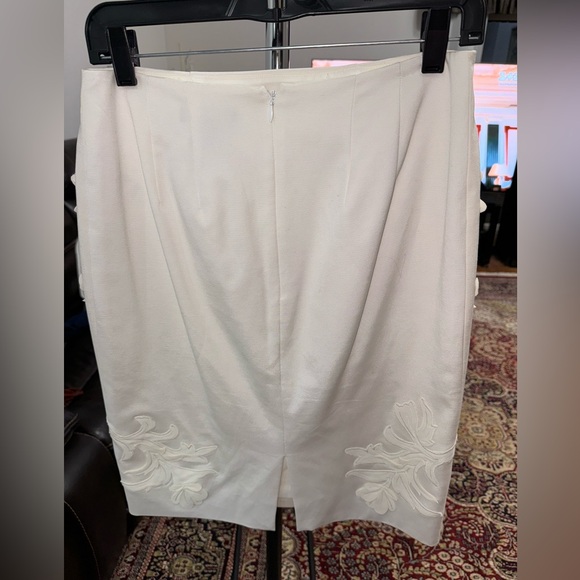 WHBM white skirt appliqué flowers. Size 4. Cotton blend. Used good conditionion - Picture 3 of 6